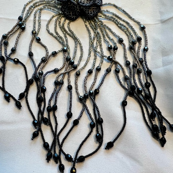 Vintage Victorian Style Necklace of double flower petals. Stunning beadwork. - Picture 7 of 13